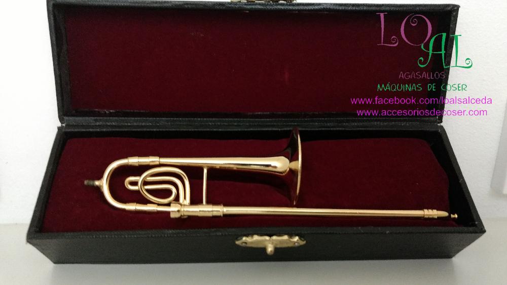 trombon en miniatura, trombon en pequeño tamaño, instrumento musical en miniatura